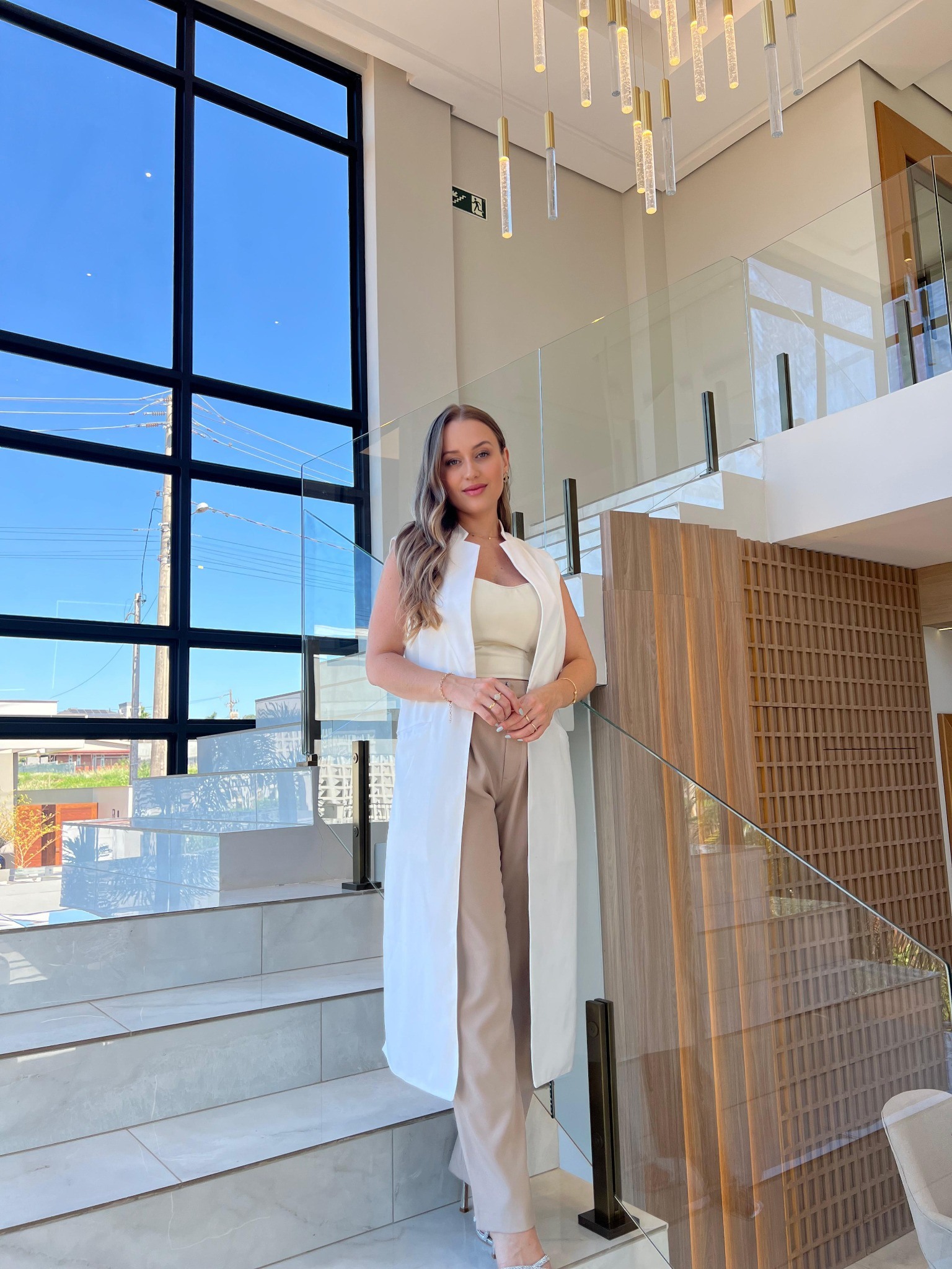 Charline Backes em pé em um ambiente claro da clínica